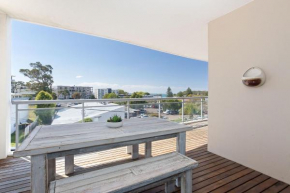 Cote D'Azure, 13 61 Donald Street - Lovely unit air con, Wi-Fi, secure parking, complex lift and pool